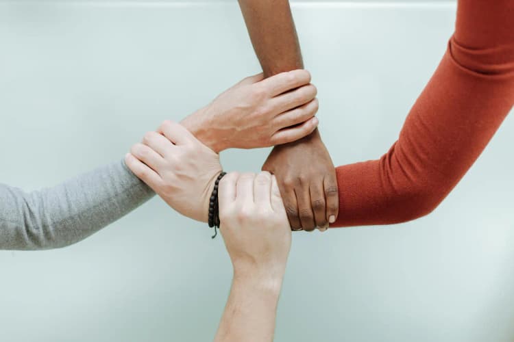 Brazos unidos de un equipo de trabajo
